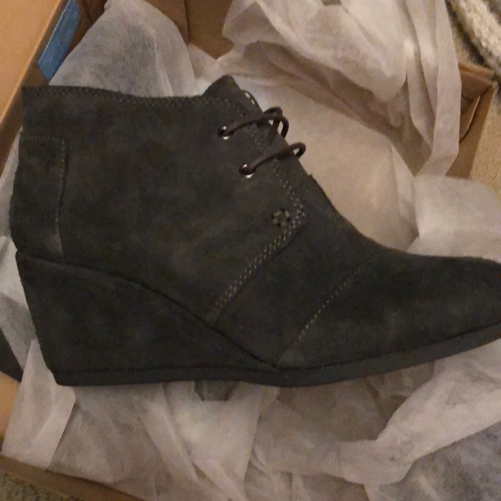 Tom’s grey suede castlerock wedge shoes 8.5